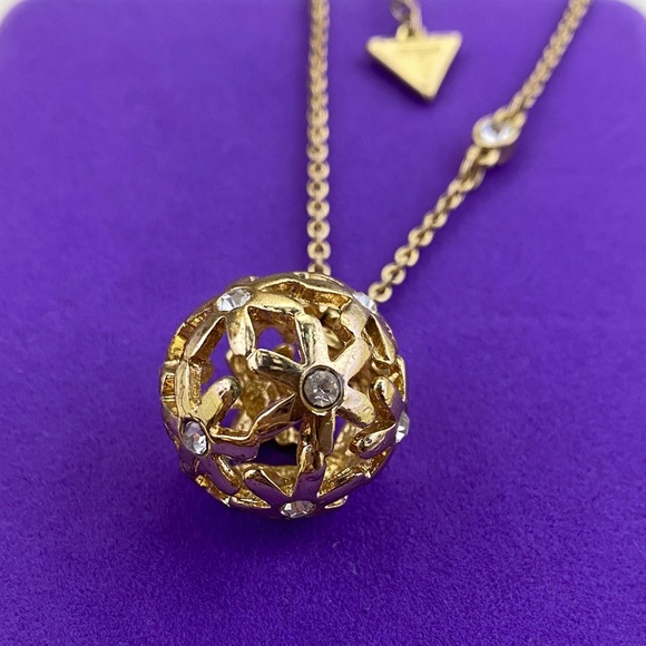 💛 Y2K Guess Gold Plated Daisy Crystal Necklace - Picture 2 of 4